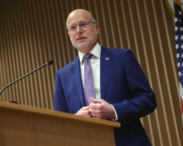 Senator Republik Tolak Ancaman Pencabutan Lisensi TV