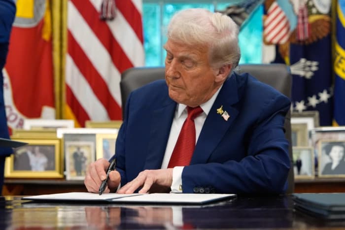 Trump Tanda Tangani  Perintah Eksekutif Untuk Membela Qatar