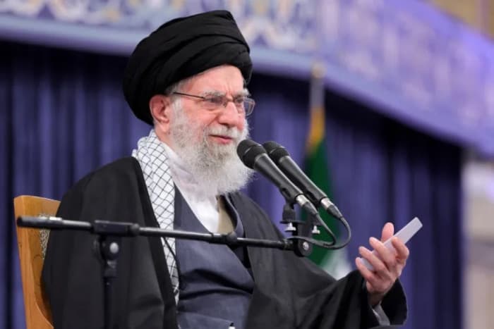Khamenei Ragukan Perundingan Nuklir dengan AS